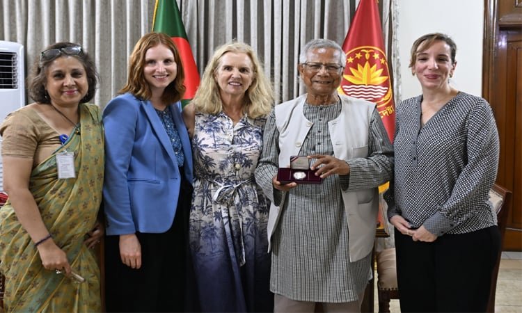 American lawyer Mary Kerry Kennedy calls on CA