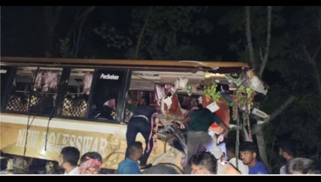 Three killed, 30 injured in road accident in Gopalganj