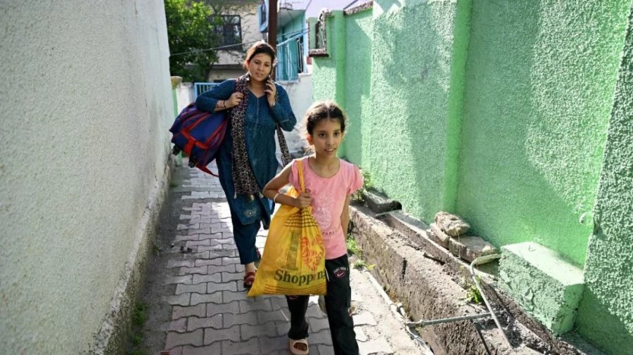 Family reunites in Kashmir after fleeing conflict