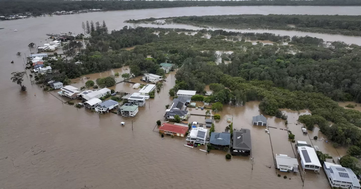 Record floodwaters in eastern Australia, 1 dead and 3 missing
