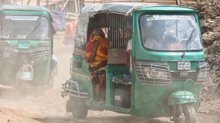Dhaka air quality moderate Sunday morning