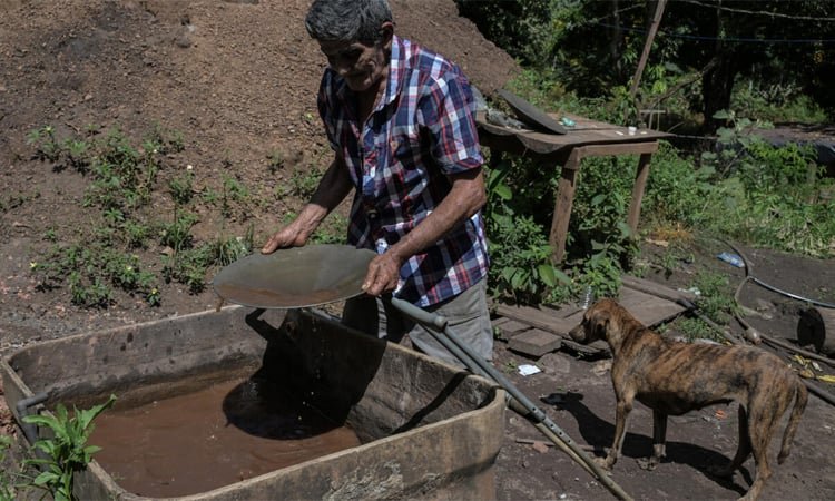 'Happy suffering': the Brazilian gold rush that spawned iconic pictures