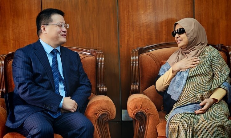 Chinese envoy meets health adviser